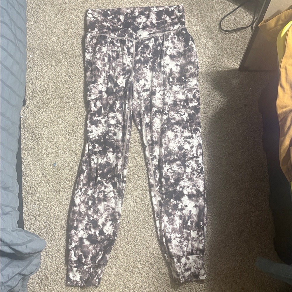 Athleta Salutation Printed Joggers Size M